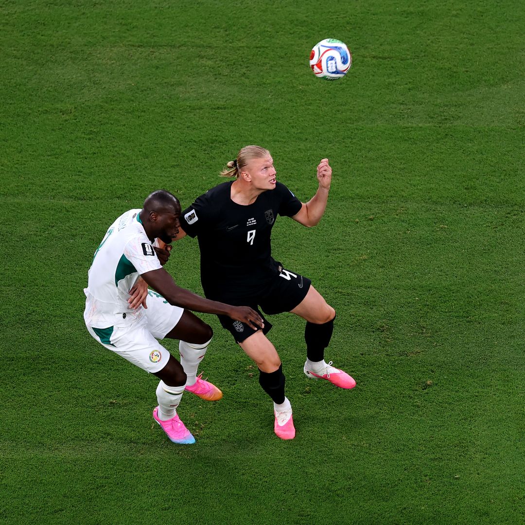 Erling Haaland y Kalidou Koulibaly durante el Noruega vs Senegal del Mundial 2026